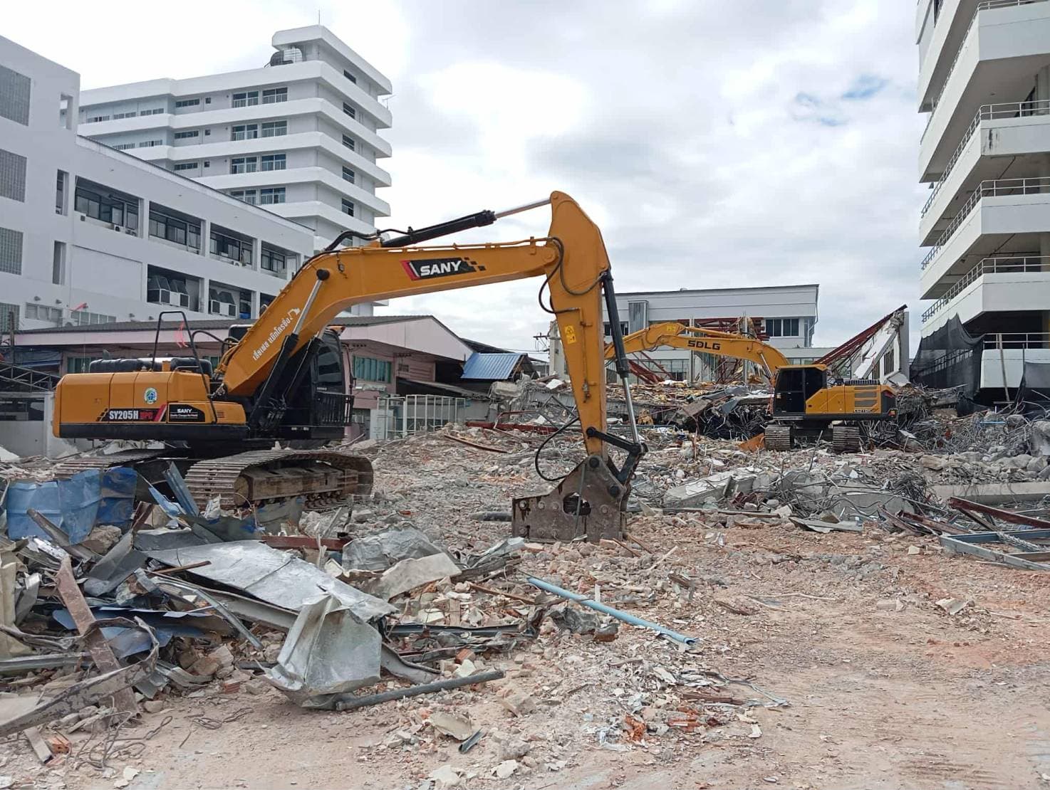 รื้อถอนบ้านและสิ่งปลูกสร้าง